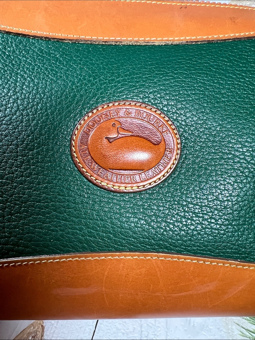 🦆 DOONEY & BOURKE FIR GREEN AND BRITISH TAN PEBBLED LEATHER CROSSBODY - Picture 3 of 16